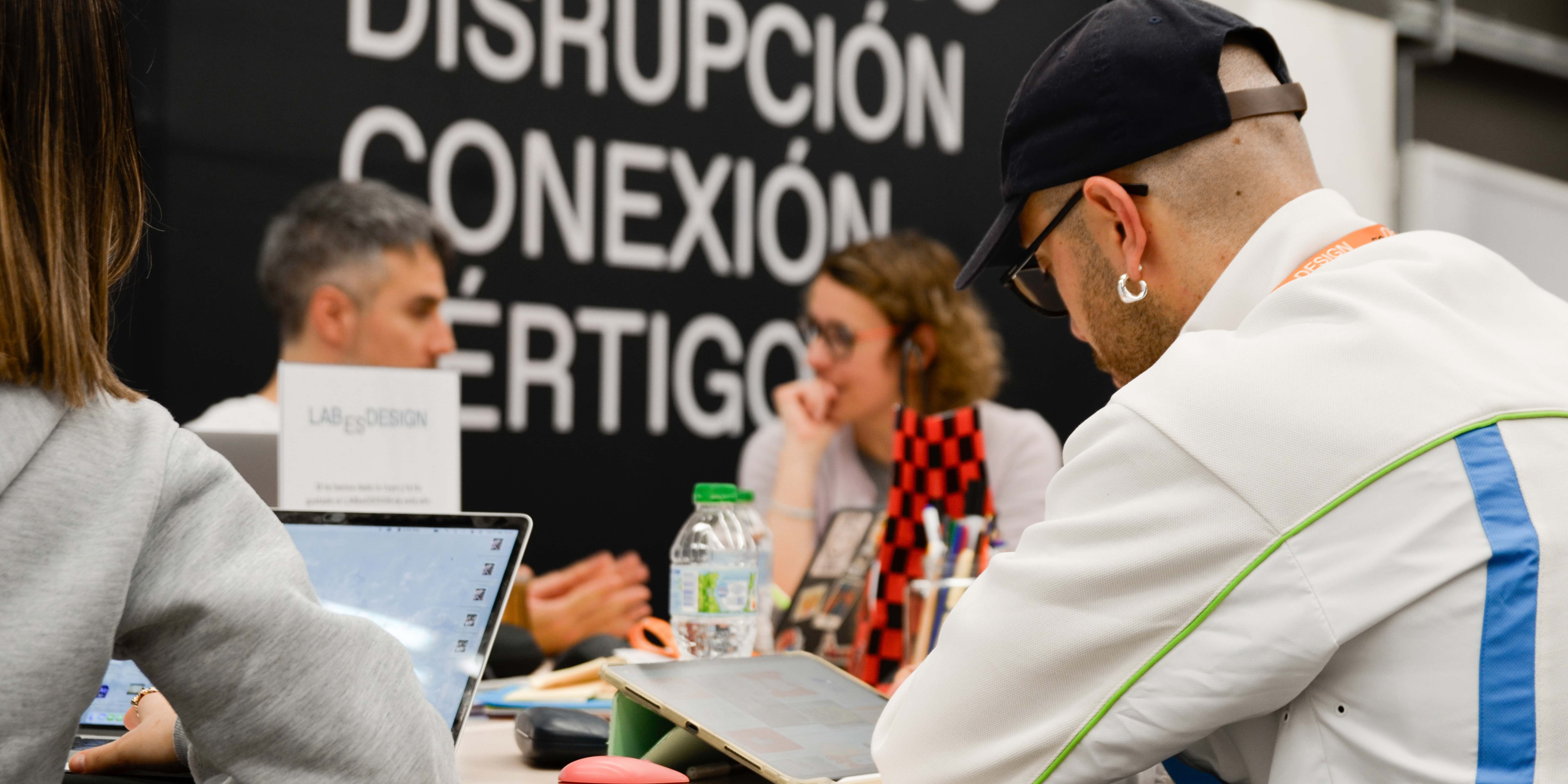conócenos - alumnos trabajando